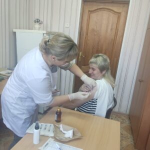 В государственном учреждении «Сморгонский зональный центр гигиены и  эпидемиологии» прошла вакцинация сотрудников против гриппа и COVID-19