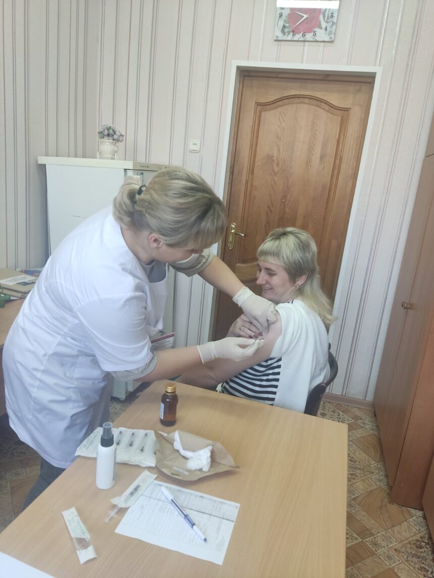 В государственном учреждении «Сморгонский зональный центр гигиены и  эпидемиологии» прошла вакцинация сотрудников против гриппа и COVID-19