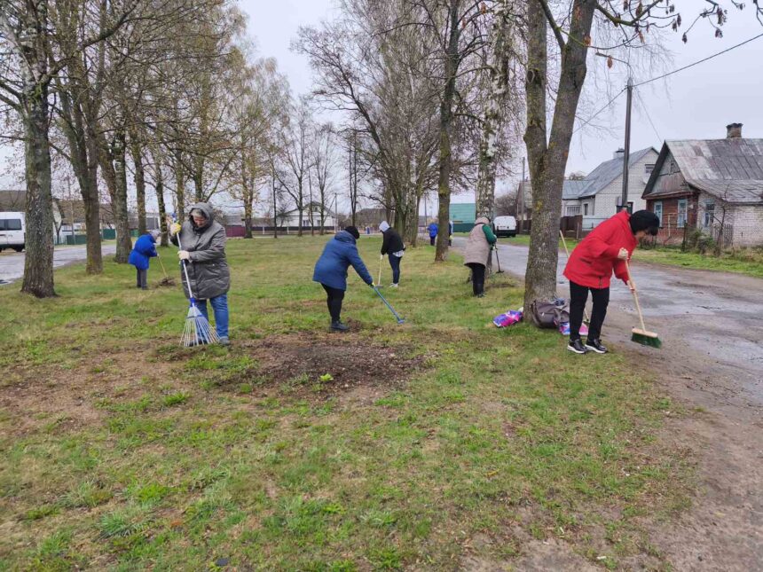 Специалисты Сморгонского зонального ЦГЭ участвуют в республиканском субботнике.