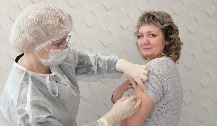 Лучший аргумент — это личный пример. Специалисты Сморгонского зонального ЦГЭ сделали прививку от гриппа.